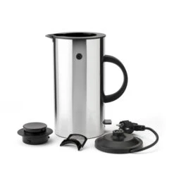 Stelton Elkedel EM77 1,5 Liter. Blank Stål -Emmalys køkkenudstyrsbutik 5709846030732 e92c80a4 a1c8 4cd6 b1da bc09d11689f9 1800x1800