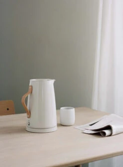Stelton Emma Elkedel, Chalk 1,2L -Emmalys køkkenudstyrsbutik Stelton Emma Elkedel 12 L Kridt Elkedler Stelton 5709846021129 X 210 3 STE Allbuy moodimage 3 1200x 2c031b97 c2f5 4b36 875e bf033a8b41f3 1800x1800